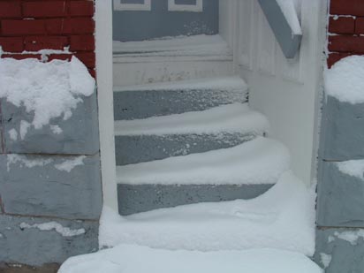 Accumulation de neige sur le palier d'un voisin